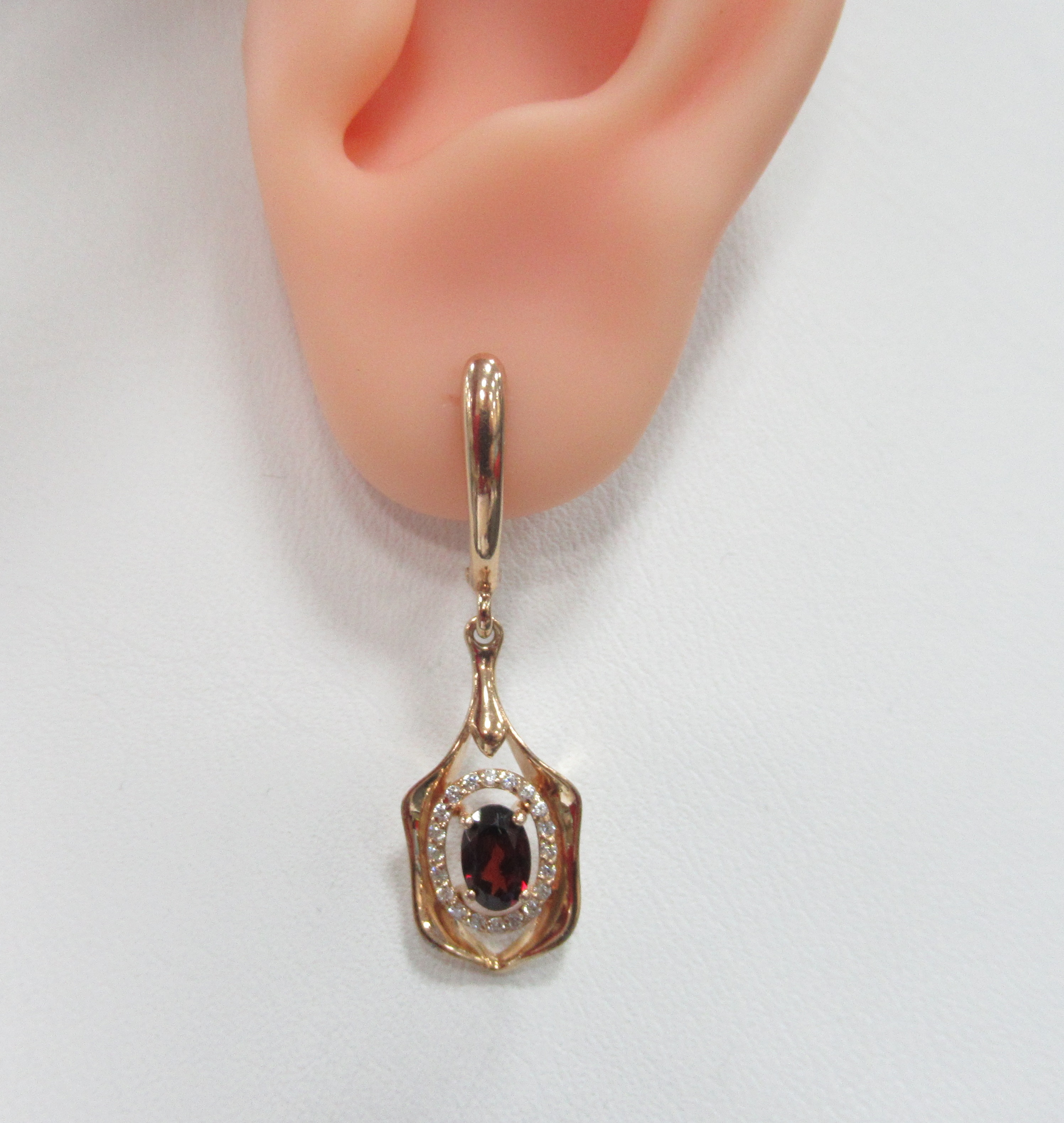 Серебряные серьги 925 пробы; вставки 2 Гранат; 40 Куб. Цирконий;